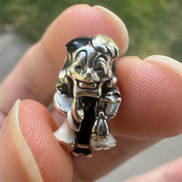 Pandora x Disney Cruella De Vil Charm – 101 Dalmatians - Picture 10 of 11